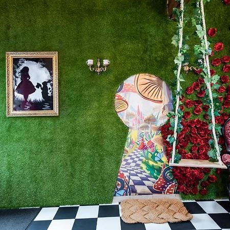 Insolite Alice In Wonderland Gujan-Mestras Exterior photo