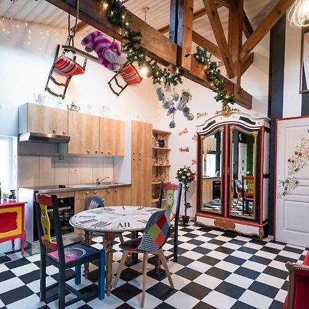 Insolite Alice In Wonderland Gujan-Mestras Exterior photo