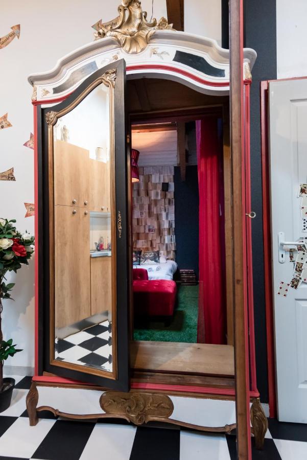 Insolite Alice In Wonderland Gujan-Mestras Exterior photo