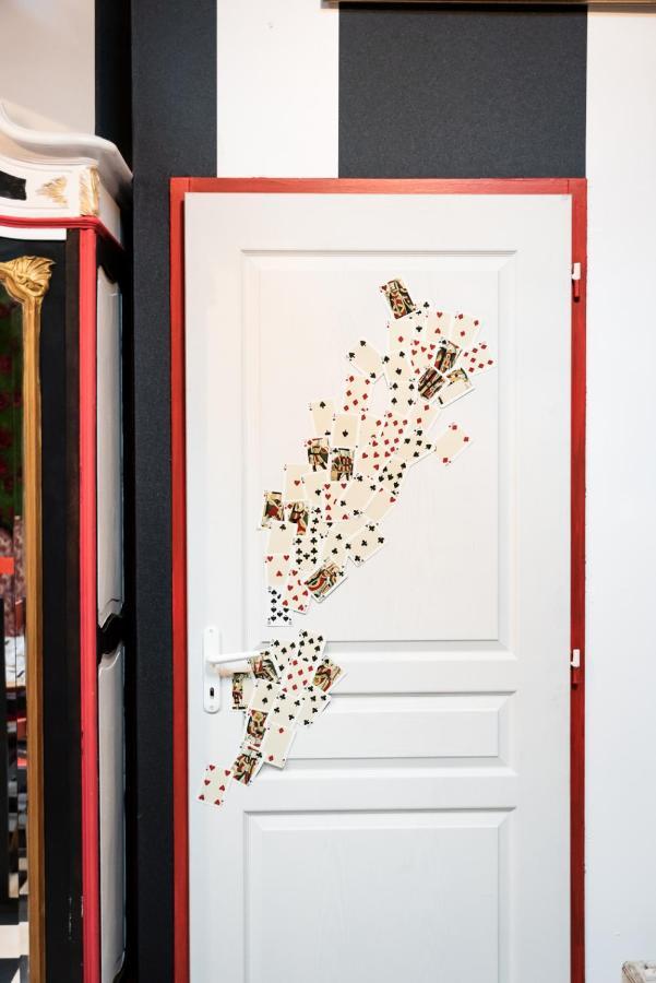 Insolite Alice In Wonderland Gujan-Mestras Exterior photo