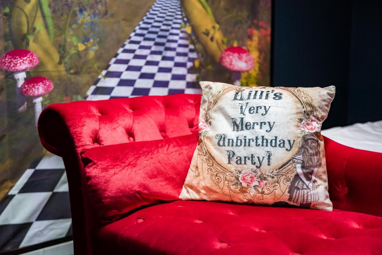 Insolite Alice In Wonderland Gujan-Mestras Exterior photo