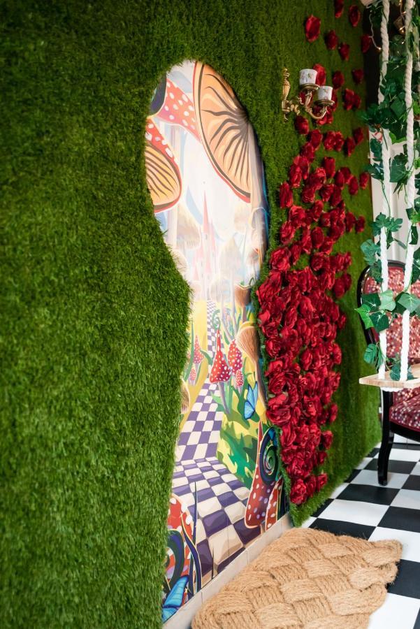 Insolite Alice In Wonderland Gujan-Mestras Exterior photo