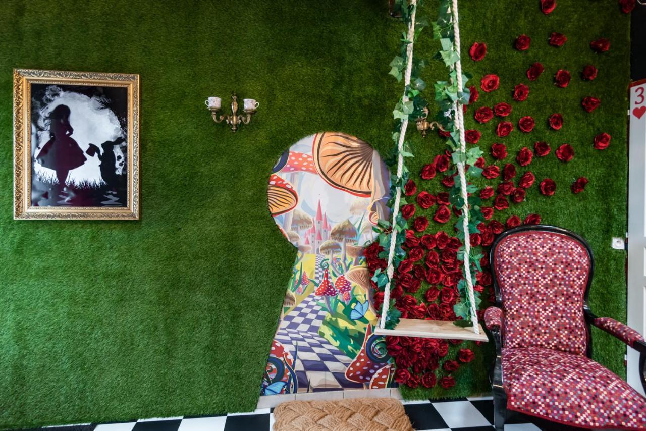 Insolite Alice In Wonderland Gujan-Mestras Exterior photo