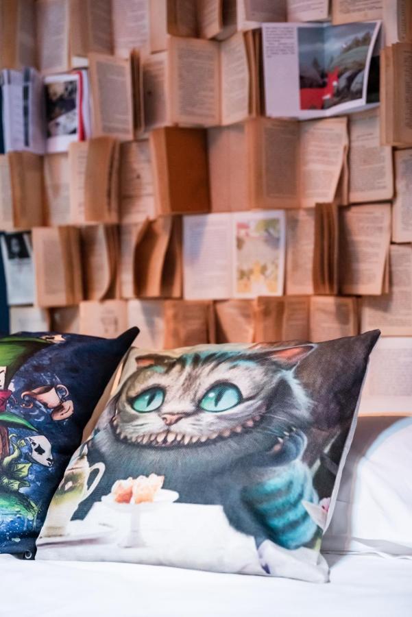 Insolite Alice In Wonderland Gujan-Mestras Exterior photo