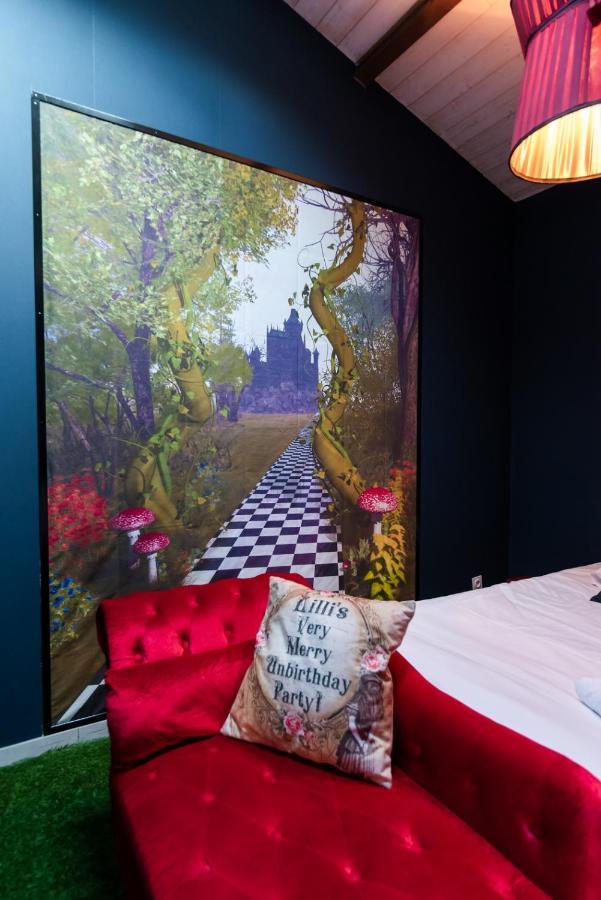 Insolite Alice In Wonderland Gujan-Mestras Exterior photo